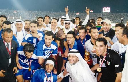 الأمير أحمد الفهد وسط فريق بلاده الكويت بعد الفوز ببطولة خليجي (20) أمس